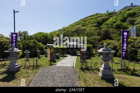 Il buddismo santuario all'interno della bellissima natura sulla sommità del monte Tsurumi. Beppu, prefettura di Oita, Giappone. Foto Stock