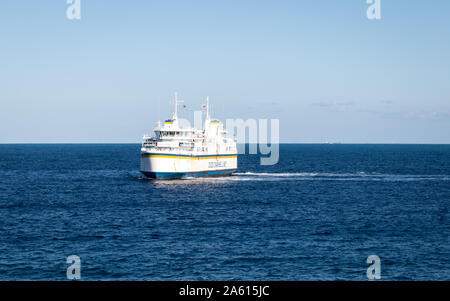 Vista sul Canale di Gozo Line traghetto M/S Ta'perno tra Mġarr e Ċirkewwa porto sul mare aperto. Mellieha, Malta, l'Europa. Foto Stock