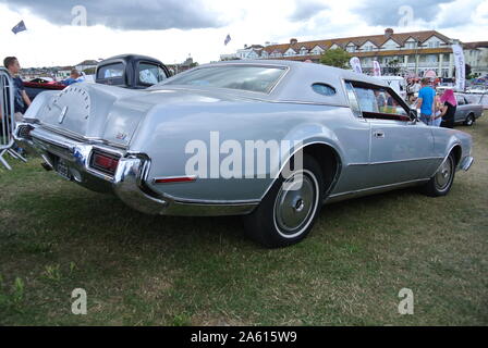 Un 1973 Lincoln Continental MK3 parcheggiato sul display in English Riviera Classic Car Show, Paignton, Devon, Inghilterra. Foto Stock