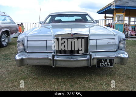 Un 1973 Lincoln Continental MK3 parcheggiato sul display in English Riviera Classic Car Show, Paignton, Devon, Inghilterra. Foto Stock