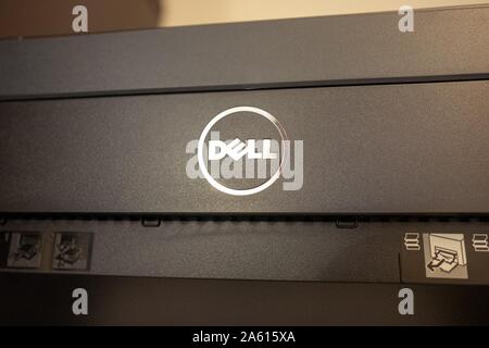 Primo piano del logo per computer Dell su una periferica di un computer in un ufficio, 21 agosto 2019. () Foto Stock