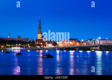 Riga skyline notturno, Centro Storico, Patrimonio Mondiale dell Unesco, Riga, Lettonia, Europa Foto Stock