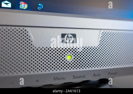 Primo piano del logo per Hewlett Packard o HP su un monitor di computer, 21 agosto 2019. () Foto Stock