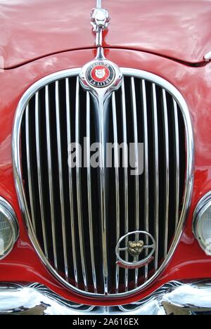 La griglia frontale di un 1968 Jaguar Mk2 parcheggiato sul display in English Riviera Classic Car Show, Paignton, Devon, Inghilterra, Regno Unito. Foto Stock