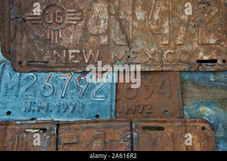 Vintage targhe in Embudo, stazione di Gas museum, Embudo, Nuovo Messico, Stati Uniti d'America, America del Nord Foto Stock