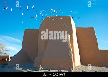 Stormo di piccioni volare dalla storica adobe San Francisco de Asis chiesa di Taos, Nuovo Messico, Stati Uniti d'America, America del Nord Foto Stock