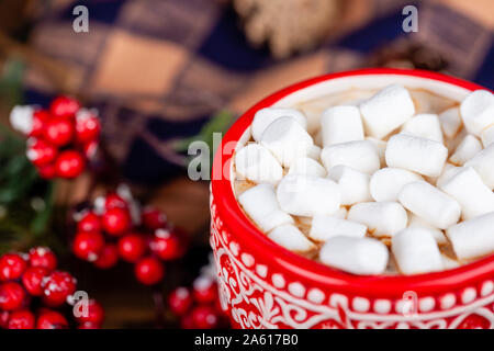 Close up red mug con cacao e marshmallows, Natale e Anno Nuovo concetto Foto Stock