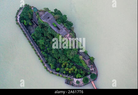 Chongqing. 22 ottobre, 2019. Foto aeree prese su Ott. 22, 2019 mostra lo scenario di Shibaozhai in Zhongxian County, a sud-ovest della Cina di Chongqing. Credito: Liu Chan/Xinhua/Alamy Live News Foto Stock