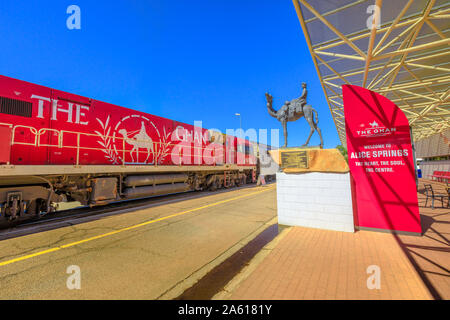 Alice Springs, Territorio del Nord, Australia - 29 AGO 2019: carrelli del famoso Ghan ferrovia a un arresto di mattina in Alice Springs La stazione ferroviaria e la Foto Stock