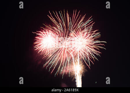 Fuochi d'artificio fotografato nel cielo di notte con una lunga esposizione e sfondo nero di alta qualità immagine buona per gli sfondi per pc e stampe di opere d'arte. Foto Stock