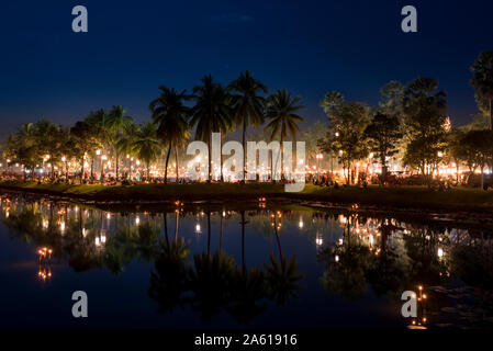 Loi krathong festival al Sukhothai historical park Foto Stock