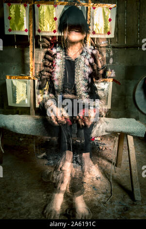 Lo sciamano Hmong esegue un rituale a Khun Sathan, Nan, Thailandia. Foto Stock