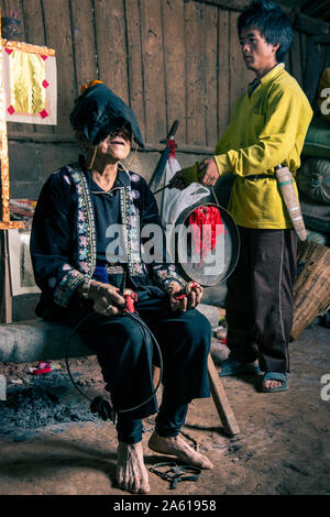 Lo sciamano Hmong esegue un rituale a Khun Sathan, Nan, Thailandia. Foto Stock