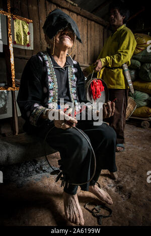 Lo sciamano Hmong esegue un rituale a Khun Sathan, Nan, Thailandia. Foto Stock