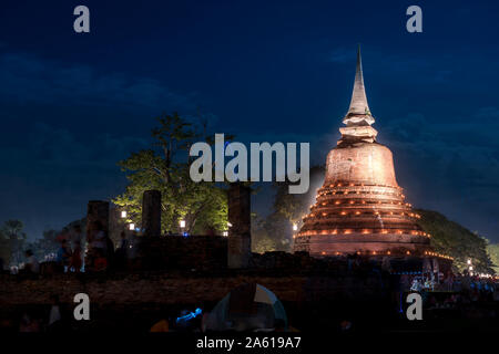 Loi krathong festival al Sukhothai historical park Foto Stock