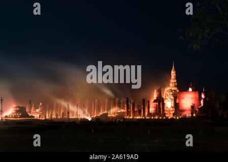 Loi krathong festival al Sukhothai historical park Foto Stock