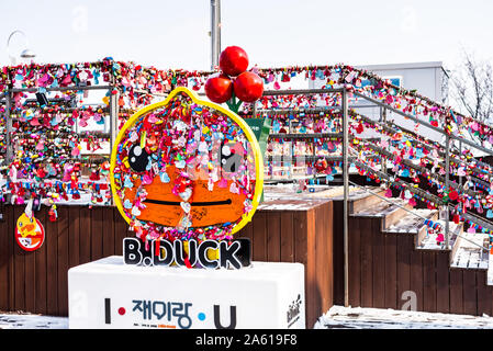 Amore colorati lucchetti a Mt. Namsan south central Seoul, Corea del Sud. Foto Stock