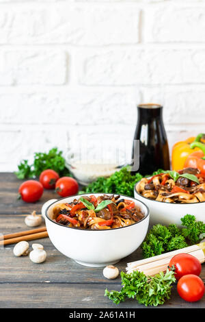 Udon spaghetti di grano con funghi e verdure in salsa tereyki. Semplice cucina asiatica. Foto Stock