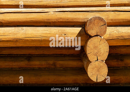 Un frammento di un tronco di legno casa fatta di tronchi, edifici. Vista frontale Foto Stock