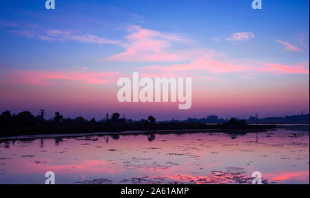 Il lago di colpo durante le prime ore blu di mattina e le calme acque del lago che rispecchia il mattino cielo colorato appena prima della mattina. Foto Stock