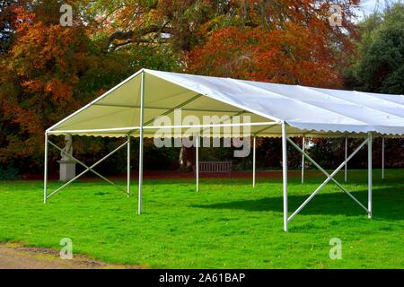 Marquee esterno telaio tenda,Wollaton Hall,Nottingham, Inghilterra, Regno Unito Foto Stock