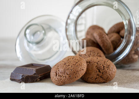 Biscotti della nonna al cioccolato fondente vista frontale. primo piano Foto Stock