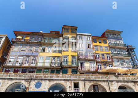 Bello e colorato Porto edifici storici, Portogallo Foto Stock