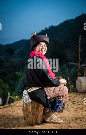 34 anni Yao tribù della collina donna di minoranza che mostra la loro'er moda tradizionale nel villaggio di Ban Huai Po, Chiang Rai, Thailandia Foto Stock