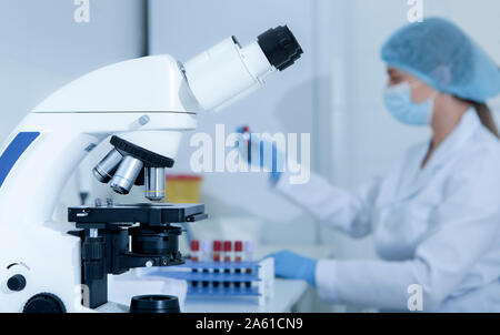 Donna scienziato preparazione di campioni di sangue per la ricerca Foto Stock