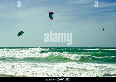 Kite-surf sulle onde della costa atlantica a Lacanau-Océan, Francia. Foto Stock