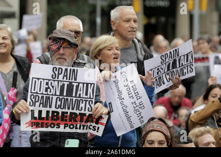 Barcellona, ??Catalunya, Spagna; 10/23/2019.- manifestazione per la libertà dei prigionieri politici della Catalogna convocata da picnic dalla repubblica, termina prima il quartier generale della polizia con un sit-in e un omaggio alle persone che hanno perso un occhio a causa delle palle di gomma che la polizia spara negli scontri.Foto: Juan Carlos Rojas/Picture Alliance | Utilizzo di tutto il mondo Foto Stock