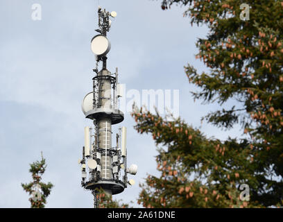 Bernau, Germania. Xvii oct, 2019. Il primo Brandenburger torre di trasmissione per la radio mobile standard 5G per telefonia e Internet sta al bordo della Oranienburger Straße. Vodafone mettere il trasmettitore nel funzionamento come parte di una dimensione nazionale 5G prova di funzionamento con montanti 80. Secondo il portavoce della società, la posizione di Bernau era stato scelto perché la fornitura di banda larga nel Land di Brandeburgo era fondamentalmente ancora espandibile. Credito: Soeren Stache/dpa-Zentralbild/ZB/dpa/Alamy Live News Foto Stock