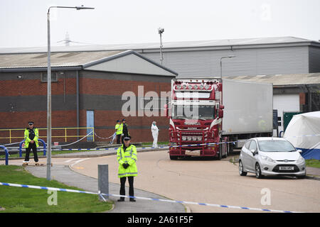 Attività di polizia al Waterglade parco industriale a Grays, Essex, dopo 39 corpi sono stati trovati all'interno di un autocarro sul industrial estate. Foto di PA. Picture Data: mercoledì 23 ottobre, 2019. Le prime indicazioni suggeriscono c 38 sono adulti e un adolescente, la polizia ha detto. Il camion è dalla Bulgaria e immesso il paese a Holyhead, il Galles del Nord, uno dei principale porto per i traghetti dall'Irlanda. Vedere PA storia contenitore di polizia. Foto di credito dovrebbe leggere: Stefan Rousseau/PA FILO Foto Stock