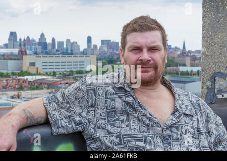 Detroit blogger e fotografo Matteo Loflin Davis, raffigurata sul tetto dell'abbandonato Grand Trunk magazzino e il deposito in ambiente freddo fabbrica a 1921 East Ferry Street, 48211 di Detroit, Michigan, Stati Uniti d'America. La fotografia è stata scattata quando Davis è stata intervistata (girato) il 18 luglio 2014, un anno per-il-giorno da Detroit che dichiara bancarotta comunale nel 2013. Foto Stock