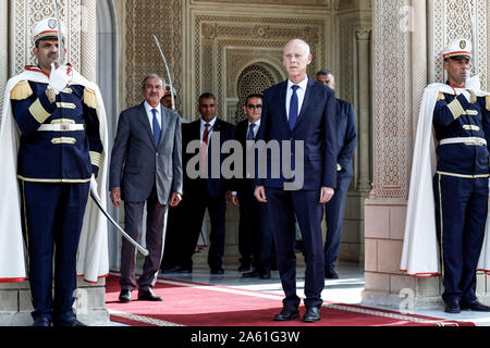 Cartagine, Tunisia. 23 Ott, 2019. Kais Saied (C) arriva al palazzo di Cartagine dopo il suo giuramento in occasione della cerimonia in cui egli prese un giuramento come la Tunisia è di nuovo presidente. Credito: Khaled Nasraoui/dpa/Alamy Live News Foto Stock