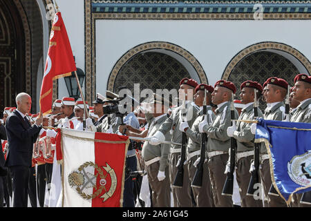 Cartagine, Tunisia. 23 Ott, 2019. Kais Saied (L) bacia la bandiera Tunisina al momento del suo arrivo al palazzo di Cartagine dopo il suo giuramento in occasione della cerimonia in cui egli prese un giuramento come la Tunisia è di nuovo presidente. Credito: Khaled Nasraoui/dpa/Alamy Live News Foto Stock