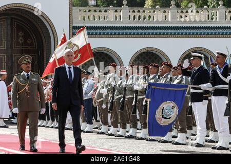 Cartagine, Tunisia. 23 Ott, 2019. Kais Saied (2 L) ispeziona la guardia d'onore al suo arrivo al palazzo di Cartagine dopo il suo giuramento in occasione della cerimonia in cui egli prese un giuramento come la Tunisia è di nuovo presidente. Credito: Khaled Nasraoui/dpa/Alamy Live News Foto Stock