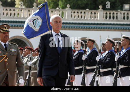 Cartagine, Tunisia. 23 Ott, 2019. Kais Saied (2 L) ispeziona la guardia d'onore al suo arrivo al palazzo di Cartagine dopo il suo giuramento in occasione della cerimonia in cui egli prese un giuramento come la Tunisia è di nuovo presidente. Credito: Khaled Nasraoui/dpa/Alamy Live News Foto Stock