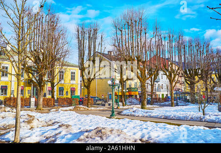 BAD ISCHL AUSTRIA - Febbraio 25, 2019: a piedi tra gli alti alberi in inverno parco innevato, su 25 Febbraio a Bad Ischl Foto Stock