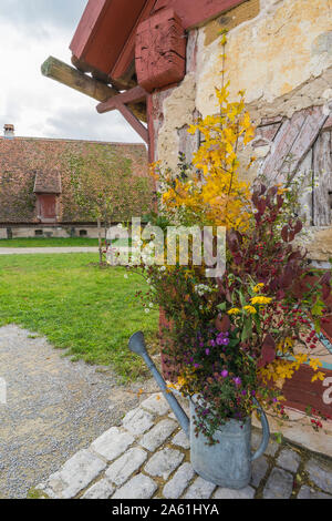 Bad Windsheim, Germania - 16 Ottobre 2019: vista sul pavimento di pietra e autunno decorazioni con fiori Foto Stock