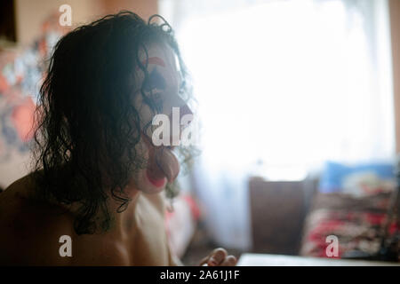 Dnipro, Ucraina - 22 Ottobre 2019: Cosplayer a immagine di un pazzo clown Arthur Fleck dal thriller psicologico "Jolly" smorfie e sorrisi mi Foto Stock
