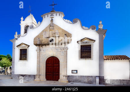 Moncarapacho Chiesa dipinta di bianco di nostra Signora delle grazie, Praca da Reublica, Moncarapacho. Algarve, Portogallo. Foto Stock