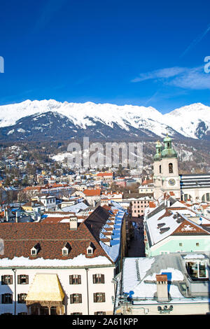 Innsbruck in inverno, Austria. Antenna di bellissima vista panoramica, Montagne coperte di neve in background. Foto Stock