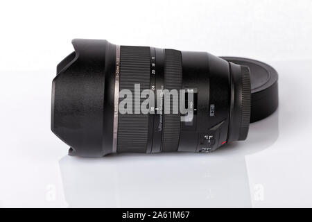 Lente ultragrandangolare Tamron SP 15-30 mm f / 2,8 di VC USD G2. Dalla serie professionale. Foto Stock