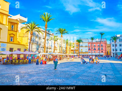 CADIZ, Spagna - 19 settembre 2019: il turista in Plaza de la Catedral godendo circostante architettura andalusa e una gustosa cucina nel locale bar, Foto Stock