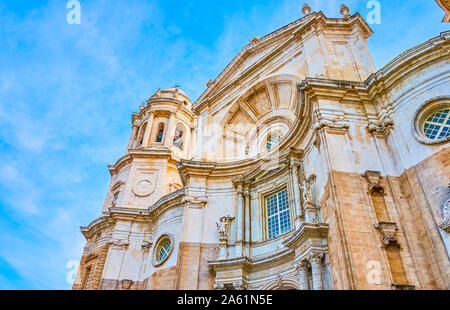Una magnifica facciata in pietra della cattedrale di Cadice con esclusivo di forma convessa di un portico con decorsative cerved elementi e sculture, Spagna Foto Stock