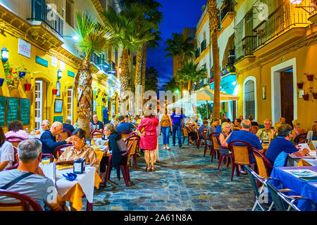 CADIZ, Spagna - 19 settembre 2019: Calle Virgen de la Palma è la famosa strada di frutti di mare con popolari ristoranti di pesce che è sempre occupato nel anche Foto Stock