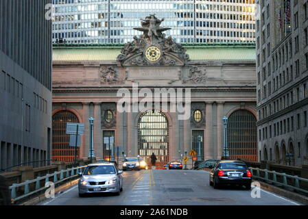 Park Avenue Viaduct, vista a nord da East 40th Street fino al Grand Central Terminal e MetLife Building, New York, NY, USA Foto Stock