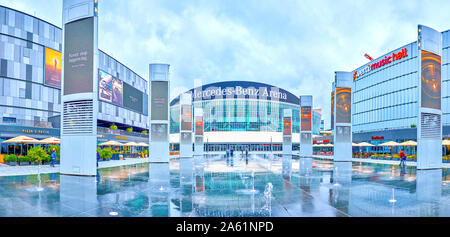 Berlino, Germania - 3 ottobre 2019: il panorama della Mercedes Platz con fontane danzanti e grandi centri commerciali ai lati e Mercedes-Benz Arena Foto Stock