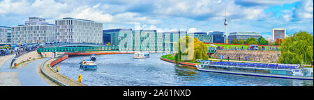 Berlino, Germania - 3 ottobre 2019: vista panoramica sul paesaggio urbano di Berlino con il governo moderno e di edifici per uffici e persone a piedi sulle rive del Foto Stock